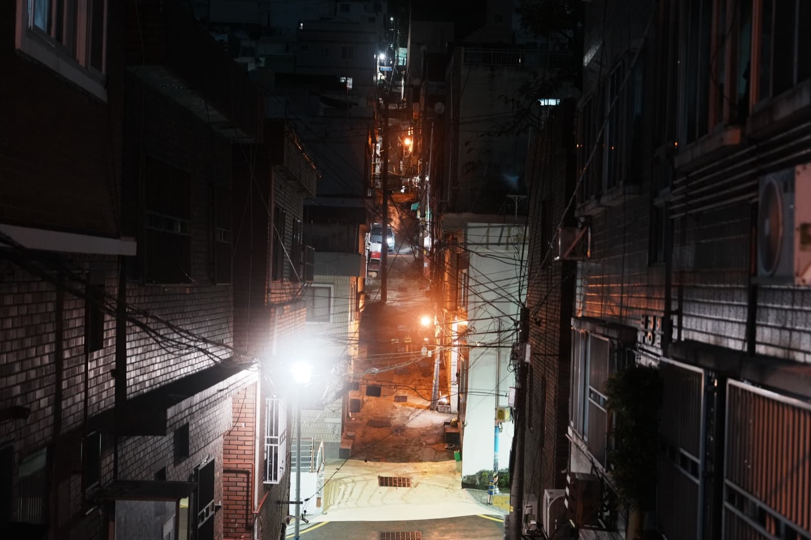 밤의 서동 골목. 가로등 불빛이 좁은 계단길 끝까지 이어진다.