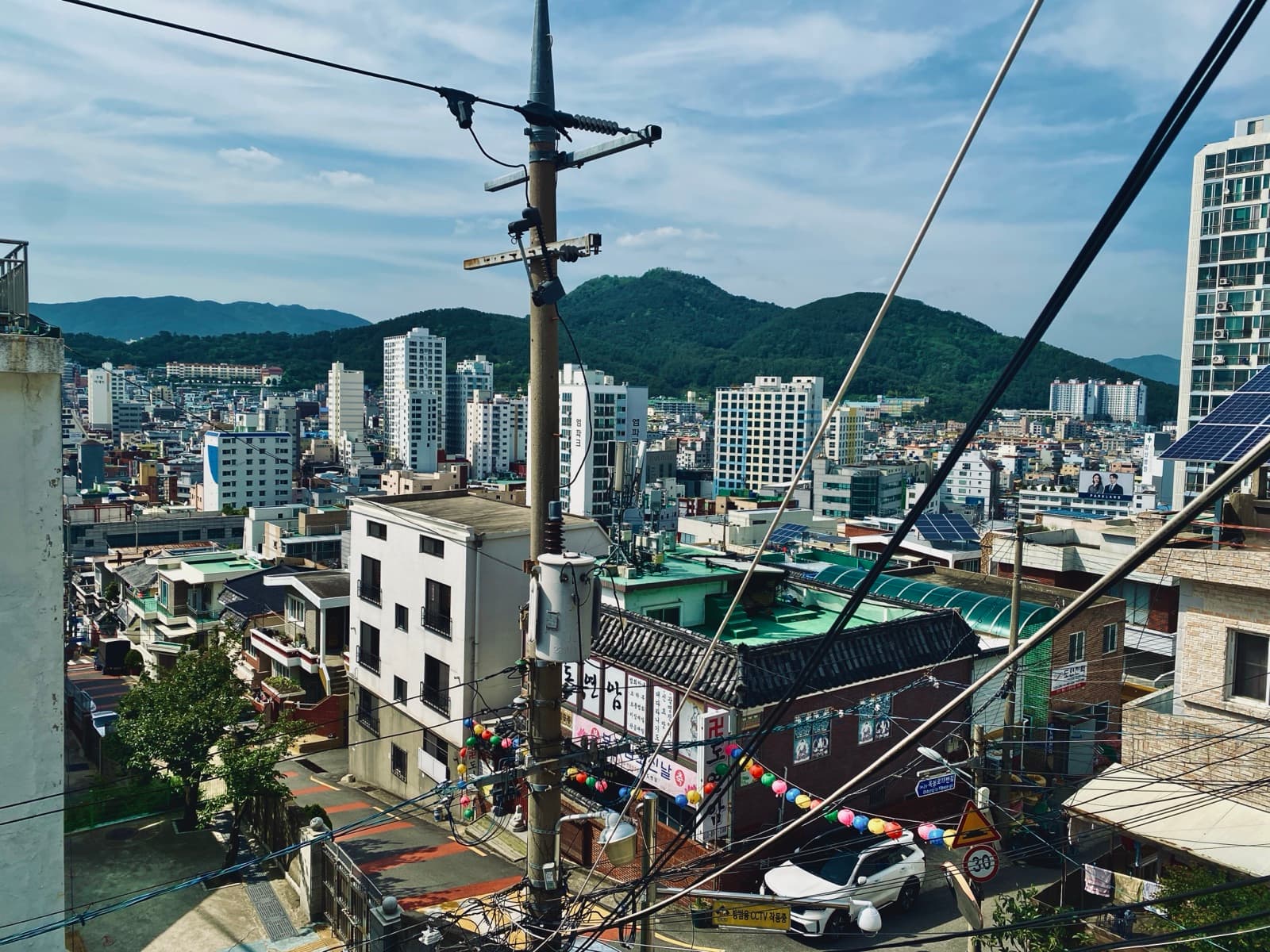 높은 곳에서 본 서동. 전깃줄 너머로 낮은 집들과 금정산 자락이 보인다.